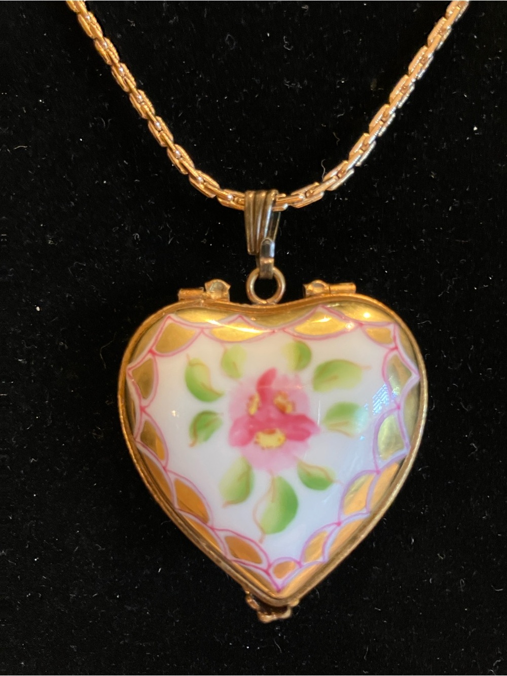 VINTAGE HAND-PAINTED LIMOGE PORCELAIN HEART SHAPED LOCKET ON CHAIN